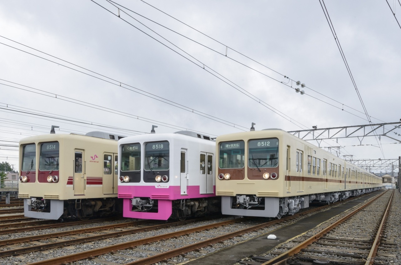 3種類の塗装がそろった8000形。リバイバルカラー（右）の車両は6月9日から運行される。