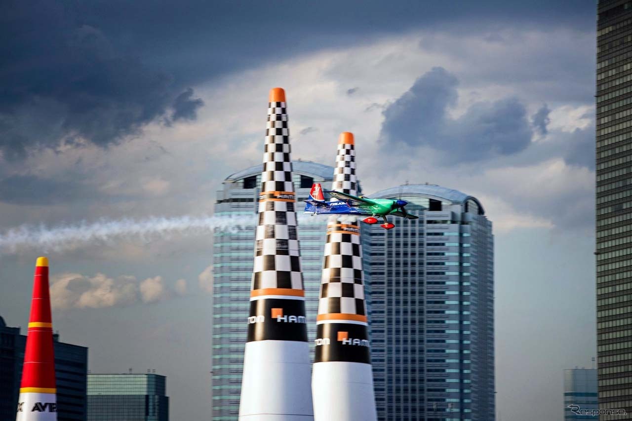 千葉大会でのゴールした室屋選手(写真提供：RedBull Airrace)