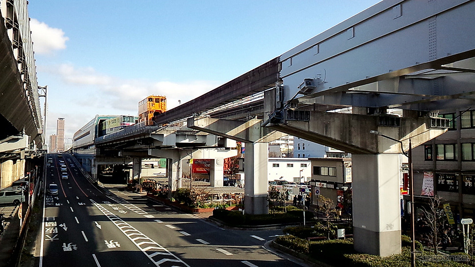 大阪モノレールの門真市駅（左奥）。ここから瓜生堂までは延伸に向けた準備が進められている。