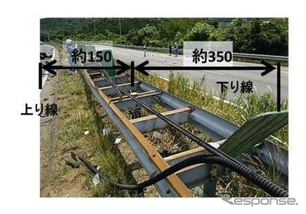 事故現場の分離帯防護柵の構造（東名高速 新城PA出口合流付近）