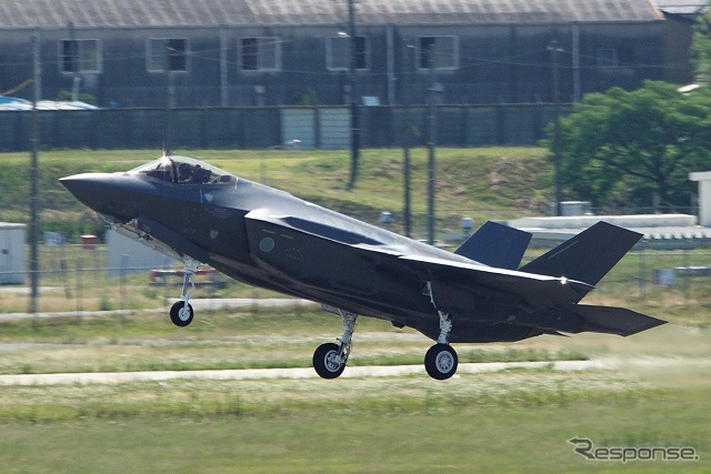 6月13日午前9時30分、県営名古屋空港を離陸していく「F-35A ライトニングII」の国内組み立て初号機。