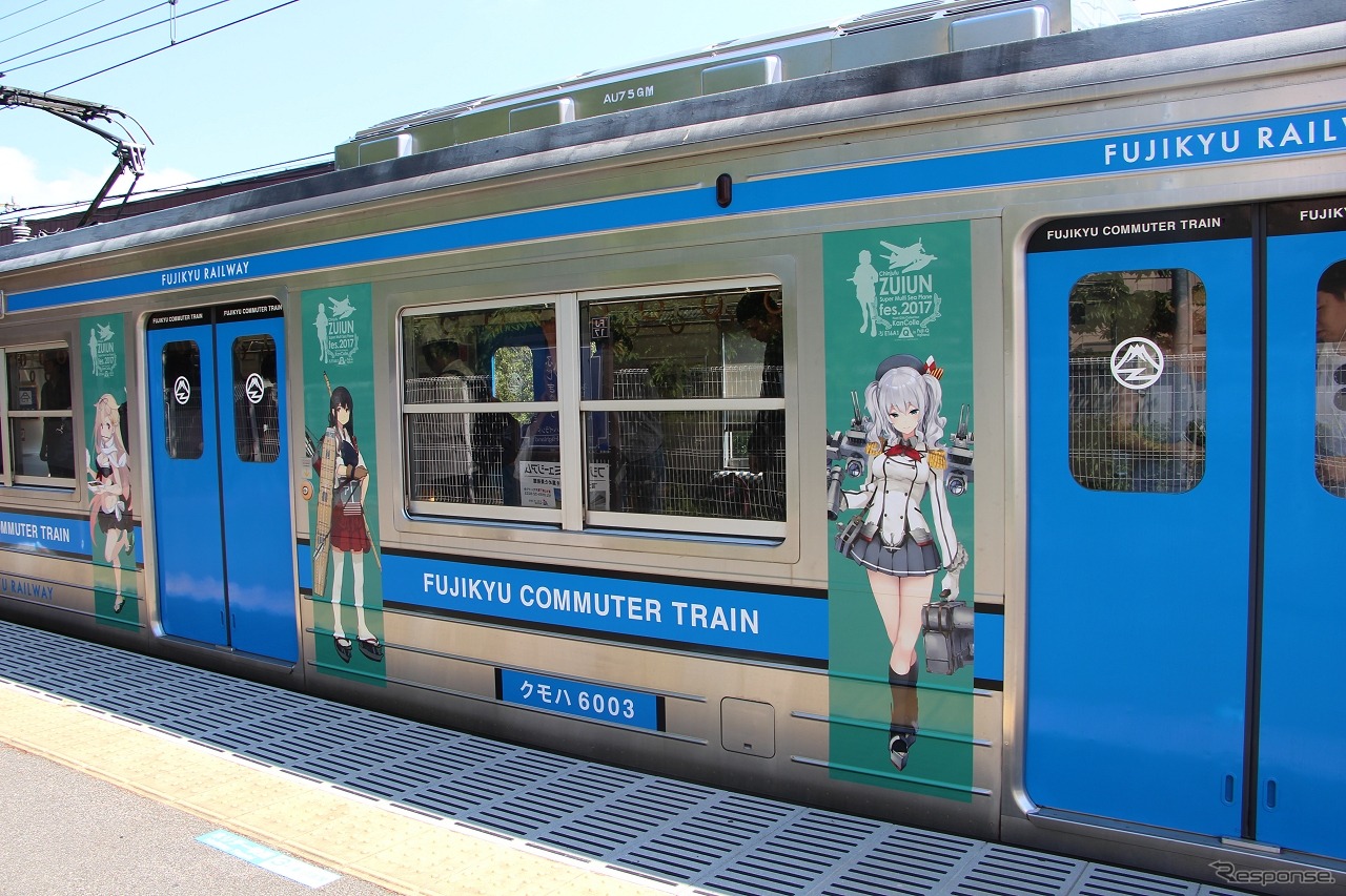 「艦これ」ラッピング列車。側面はキャラクターのイラストで装飾されている。