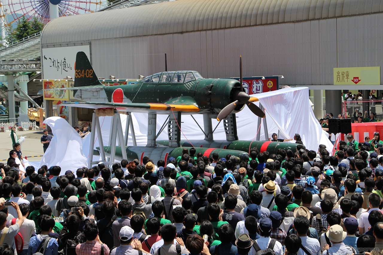 富士急ハイランドのイベントで展示されている「瑞雲」原寸大模型。