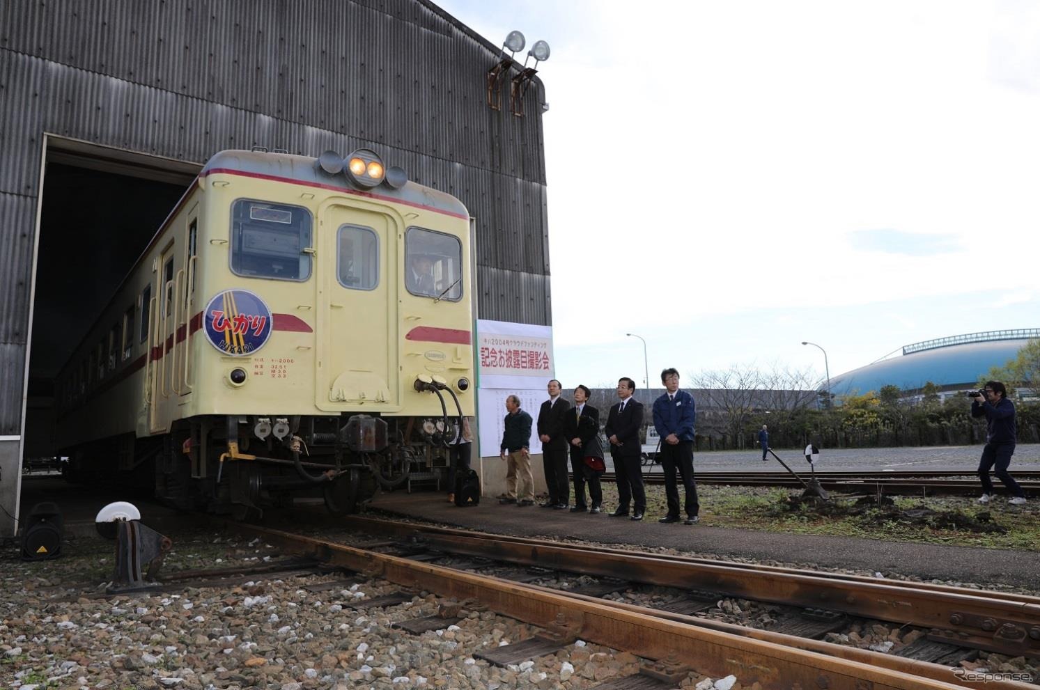 準急『ひかり』のヘッドマークを取り付けたキハ2004。7月22日には同車内でのビール飲み会が初めて行なわれる。