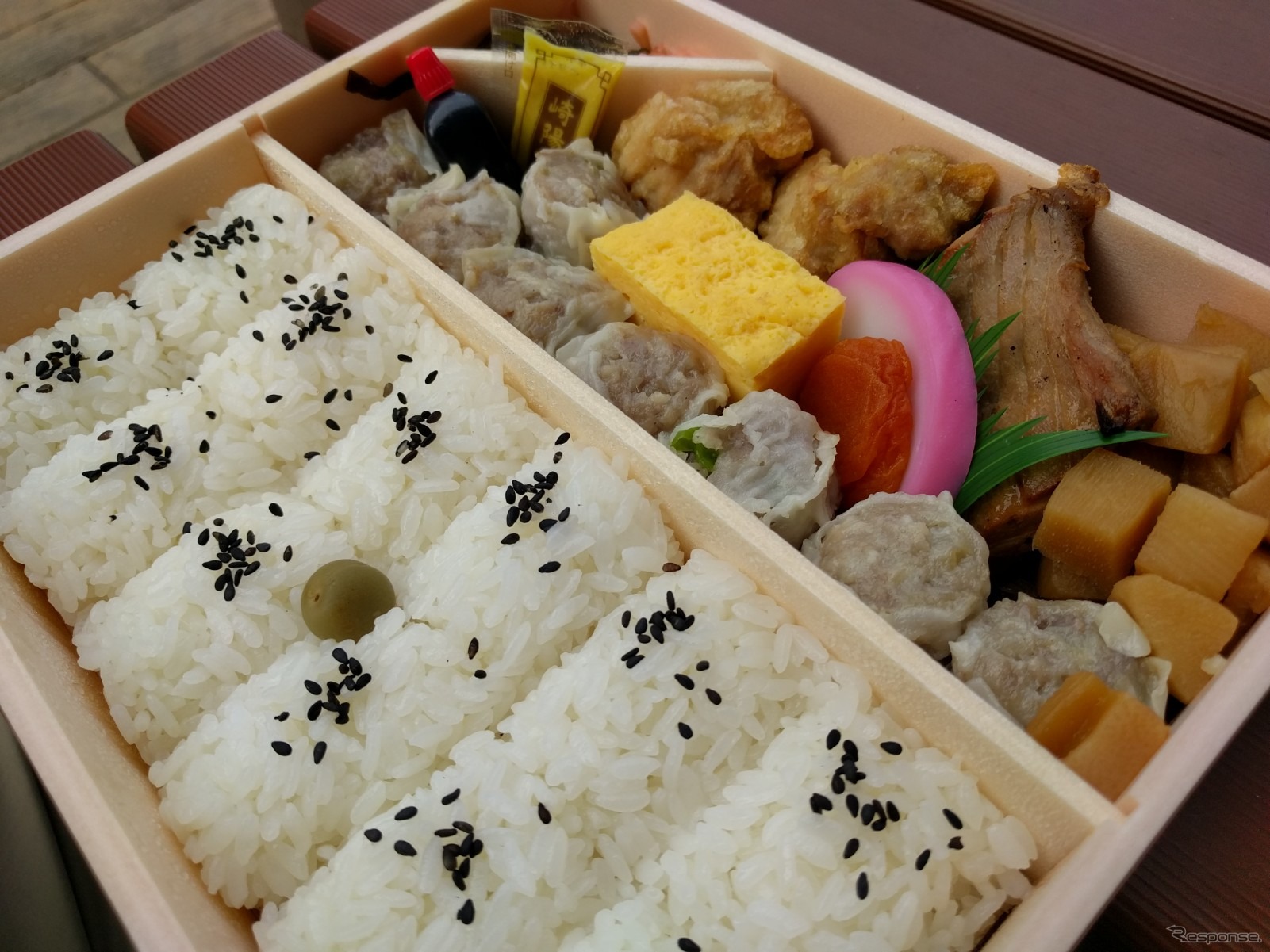 メガシウマイ弁当。あの定番の魅力が1.5倍に。楽しみが延々続くかのようだ。出先での急なランチミーティングもシウマイ弁当は強い味方。実際に限定メニューを予約してみた。