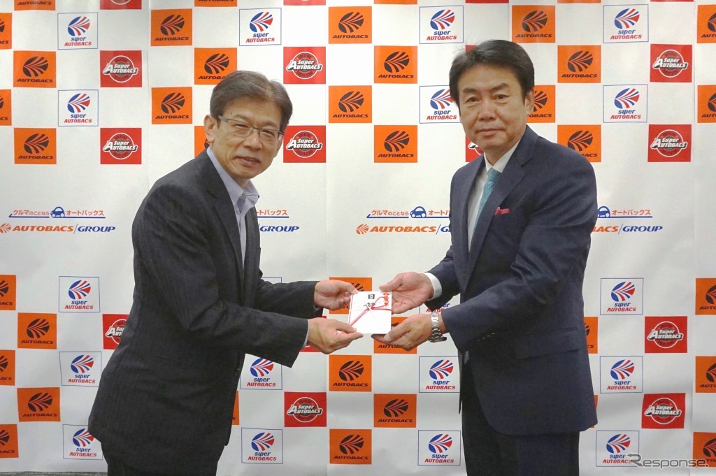交通遺児等育成基金 内田専務理事（左）とオートバックス 小林喜夫巳社長