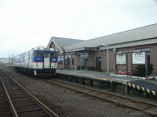 日高本線の運休区間内にある静内駅（2005年10月撮影）。JR北海道は運休区間の廃止・バス転換と運行中の区間の上下分離方式の導入などの方針を示している。
