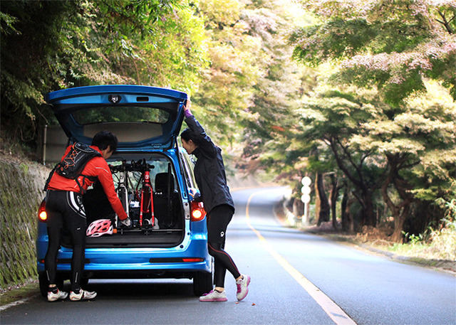 自転車2台の固定と車内の整理ができる「インカーサイクルペアキャリア」発売