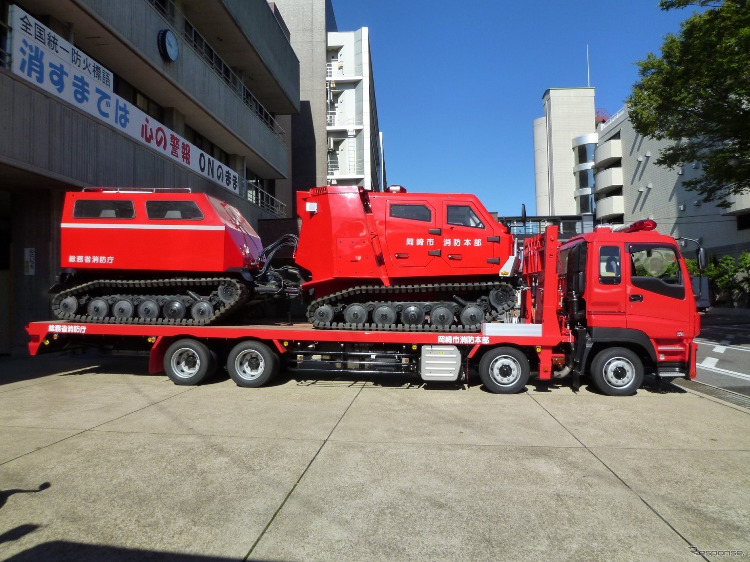 専用搬送車で陸送されるレッドサラマンダー