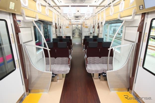 車内の様子（クロスシート）。2018年春から運行される座席指定列車はクロスシートで運用される。