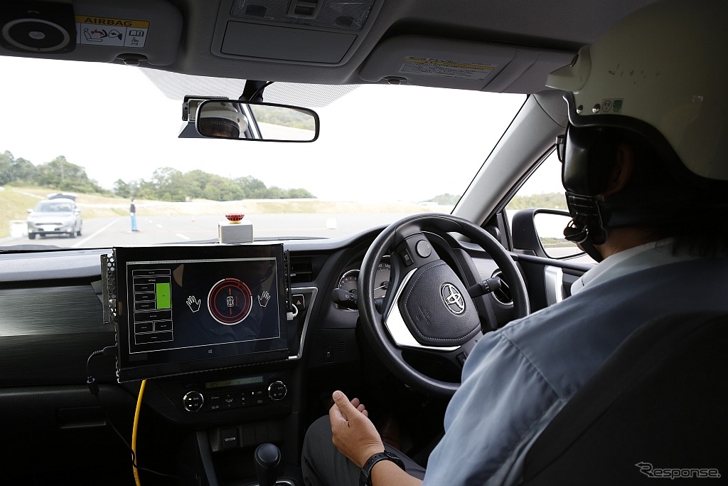 トヨタ・オーリスがベースの自動運転関連技術搭載車で総合周回路を自動操舵で走行中