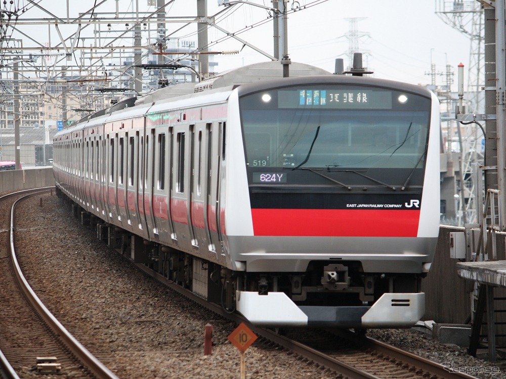 ラッピング列車は10両編成1本を使用する。写真は京葉線の電車。