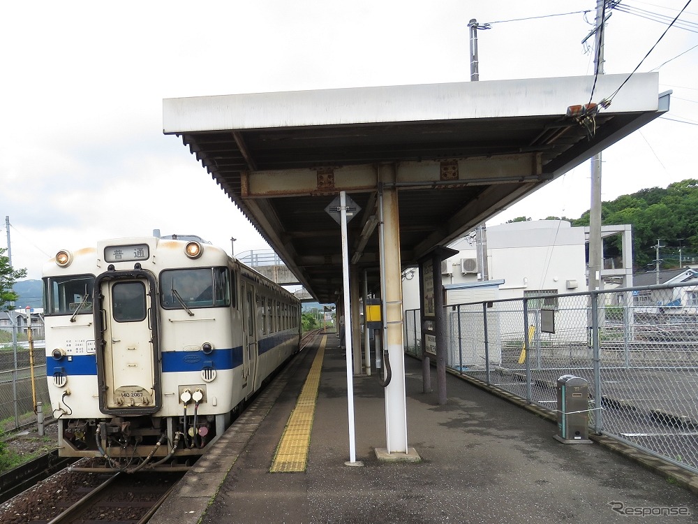 日田彦山線は添田～夜明間が運休中。写真の豊前川崎駅を含む城野～添田間も本数を減らして運行している。