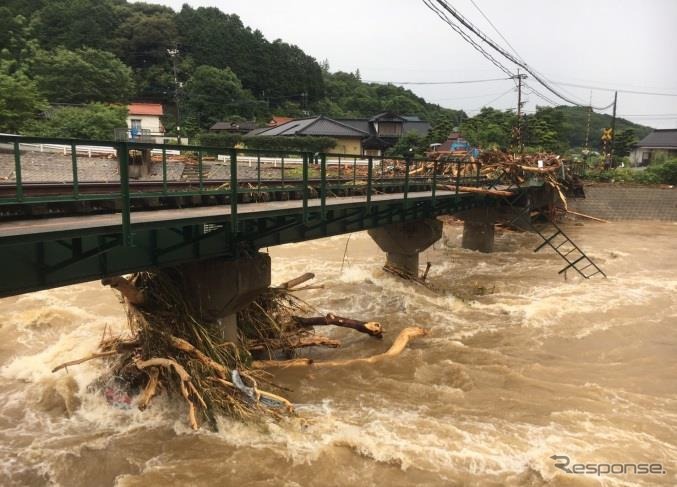 日田彦山線の豊前桝田～彦山間。第三彦山川橋りょうが変形した。