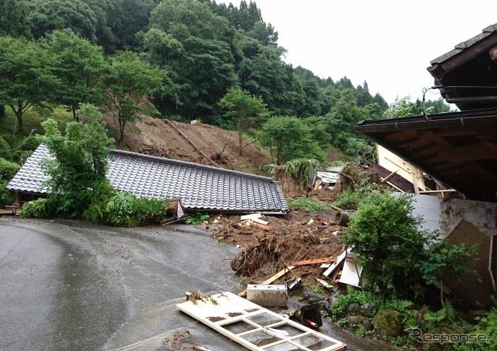 日田彦山線の大行司駅構内は路盤が崩壊。駅舎も倒壊している。
