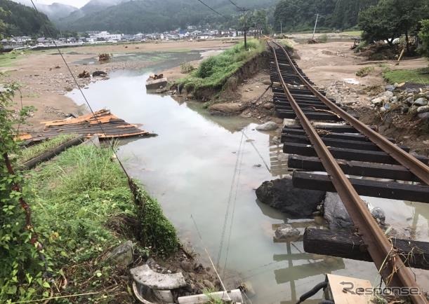 日田彦山線の宝珠山～大鶴間。盛土が流失した。