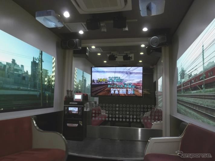 車窓投影プロジェクター、模擬マスコン付き運転台、車掌ステージ、ロングシート、車体備品を備えた定員12人の「リアル運転士・車掌体感ルーム」（写真）。網棚やクロスシート、吊り革もある「KEIKYU車内体感ルーム」は、実際の車内をよりリアルに再現したもので、定員は4人。