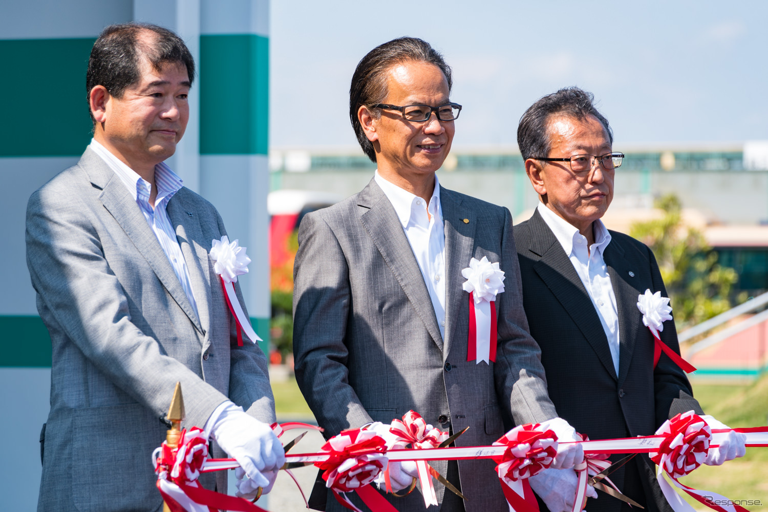 トヨタ自動車 友山茂樹専務取締役（中央）