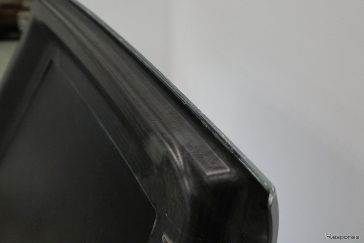 外装にクラスAのFRPを利用し、内側の構造材もカーボン製とする。特殊な接着剤で固定