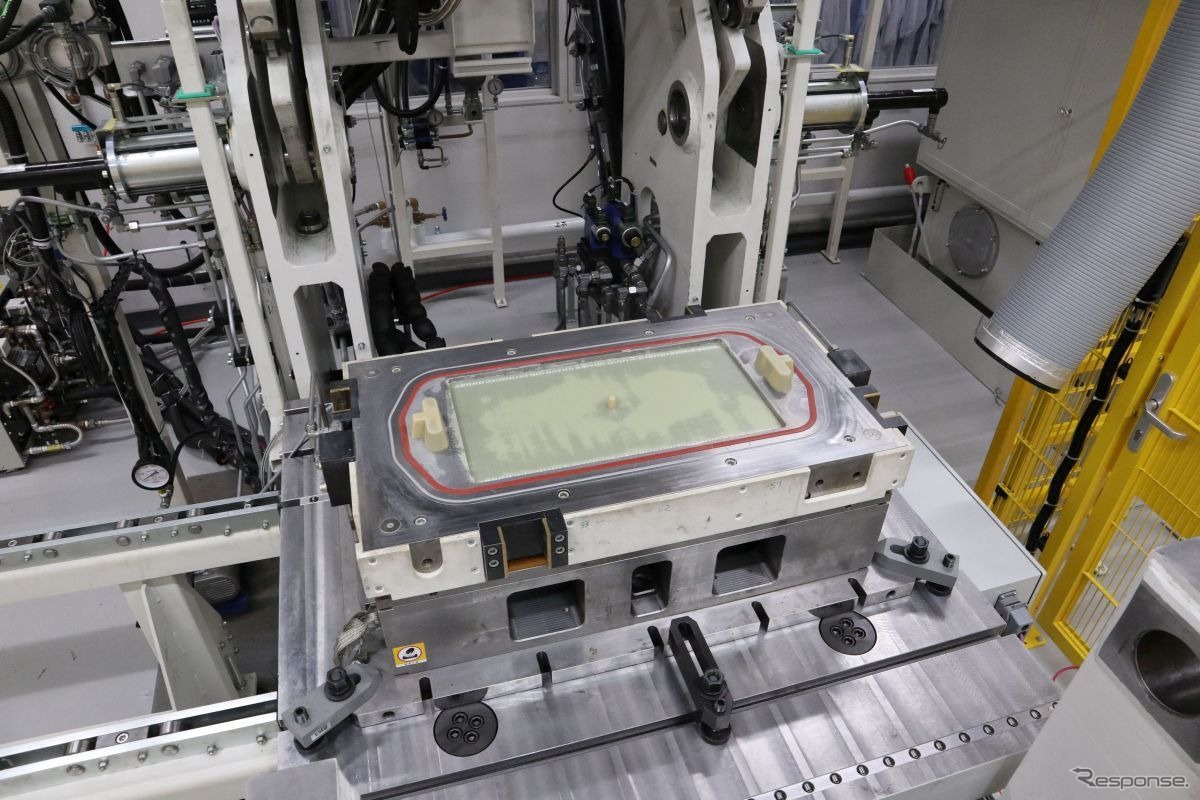 成形されたカーボンファイバーの板