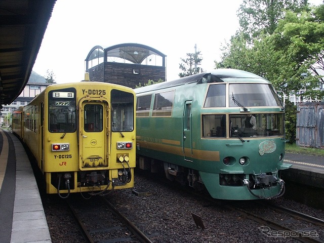 久大本線の由布院駅に停車中の特急『ゆふいんの森』（右）と普通列車（左）。