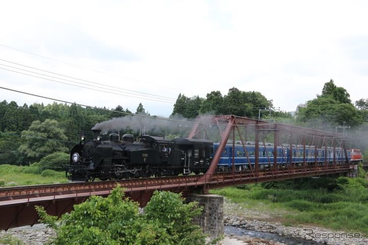 鬼怒川線の砥川橋りょうを走るSL列車『大樹』（試運転）。トラスは常磐線の阿武隈川橋りょうで使っていたものを転用した。