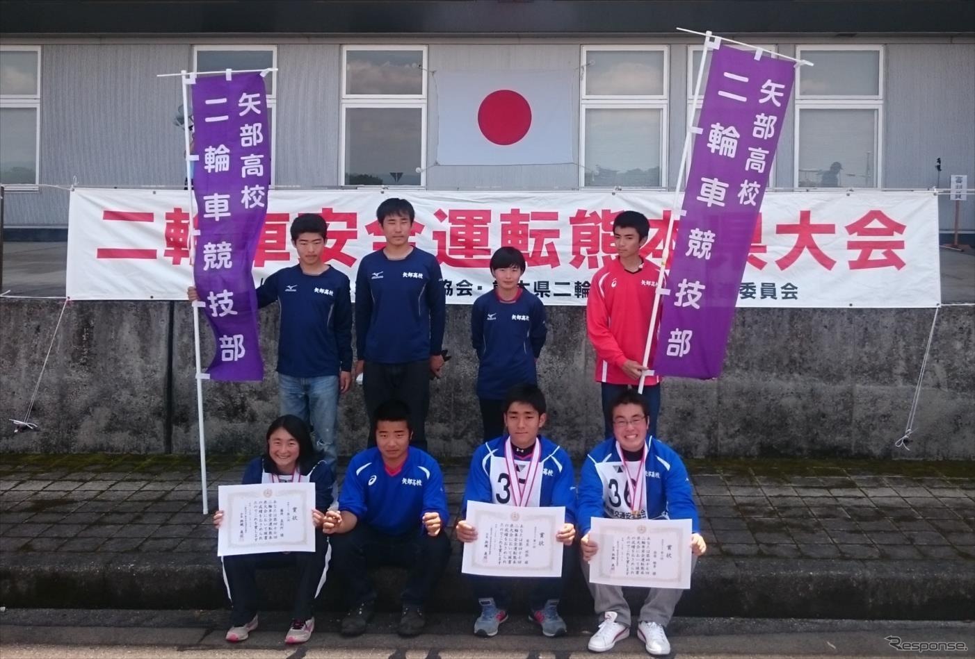 熊本県立矢部高校「二輪車競技部」のメンバー。前列左から、藤岡真利阿、栗屋幸輝、原生祐弥、奈須雅幸。後列左から、赤木玲雄哉、福田隆人、福田志保、田中隆嶺。（敬称略）