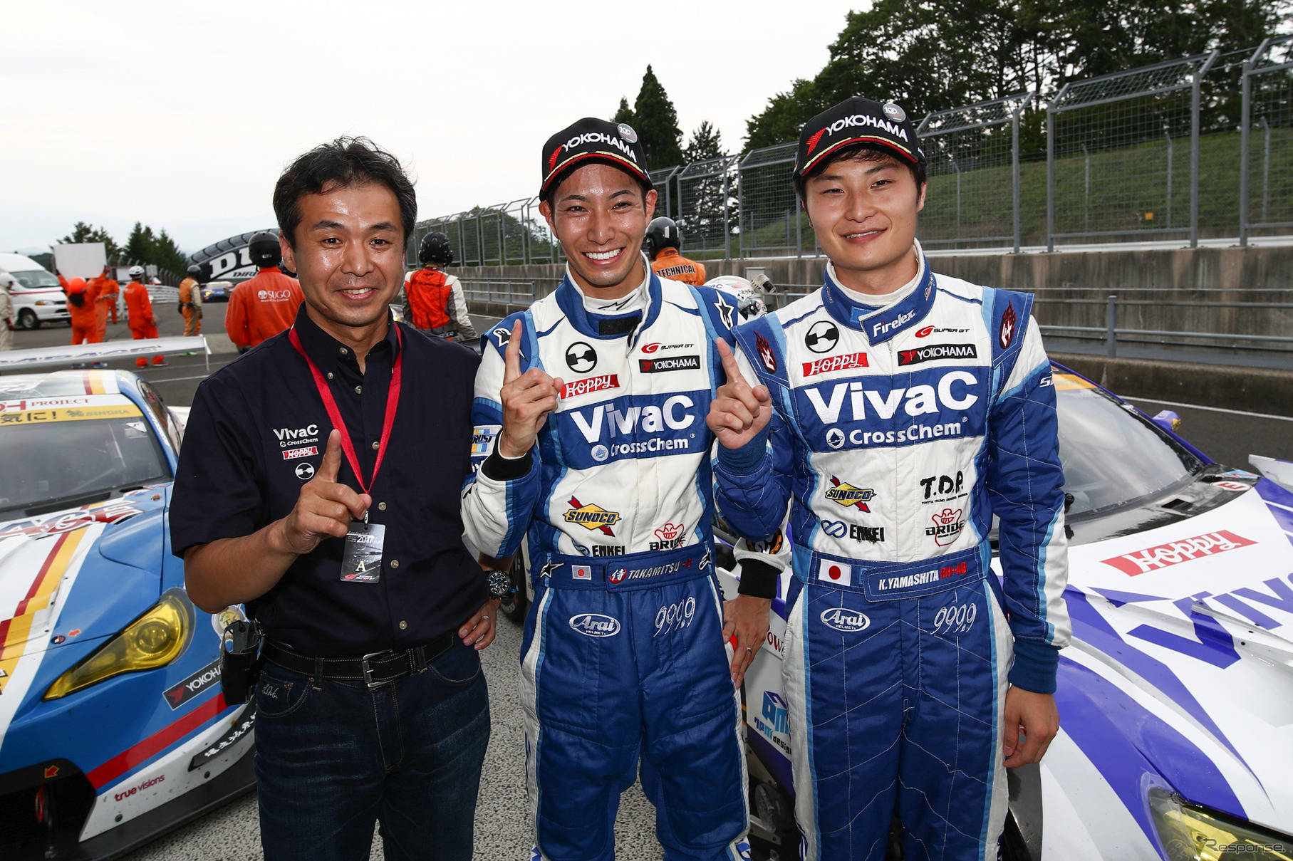 GT300クラスのポールを獲得した#25 VivaC 86 MCの松井（中央）と山下（右）。左は土屋武士監督兼エンジニア。