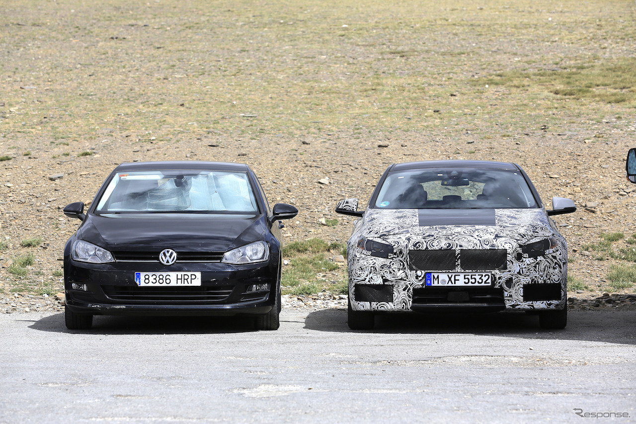 BMW 1シリーズ 次期型 スクープ写真。左は比較車種のVWゴルフ