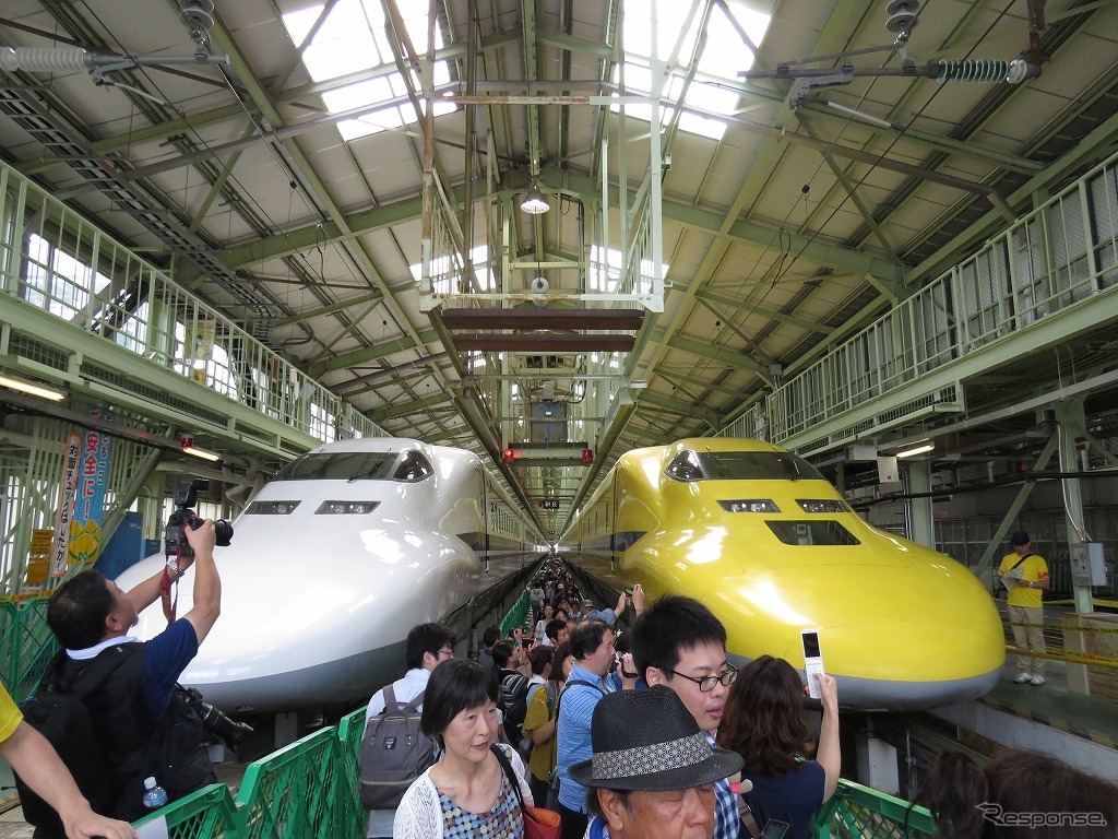 700系と923形「ドクターイエロー」が並ぶ車庫。大勢の人でにぎわった。