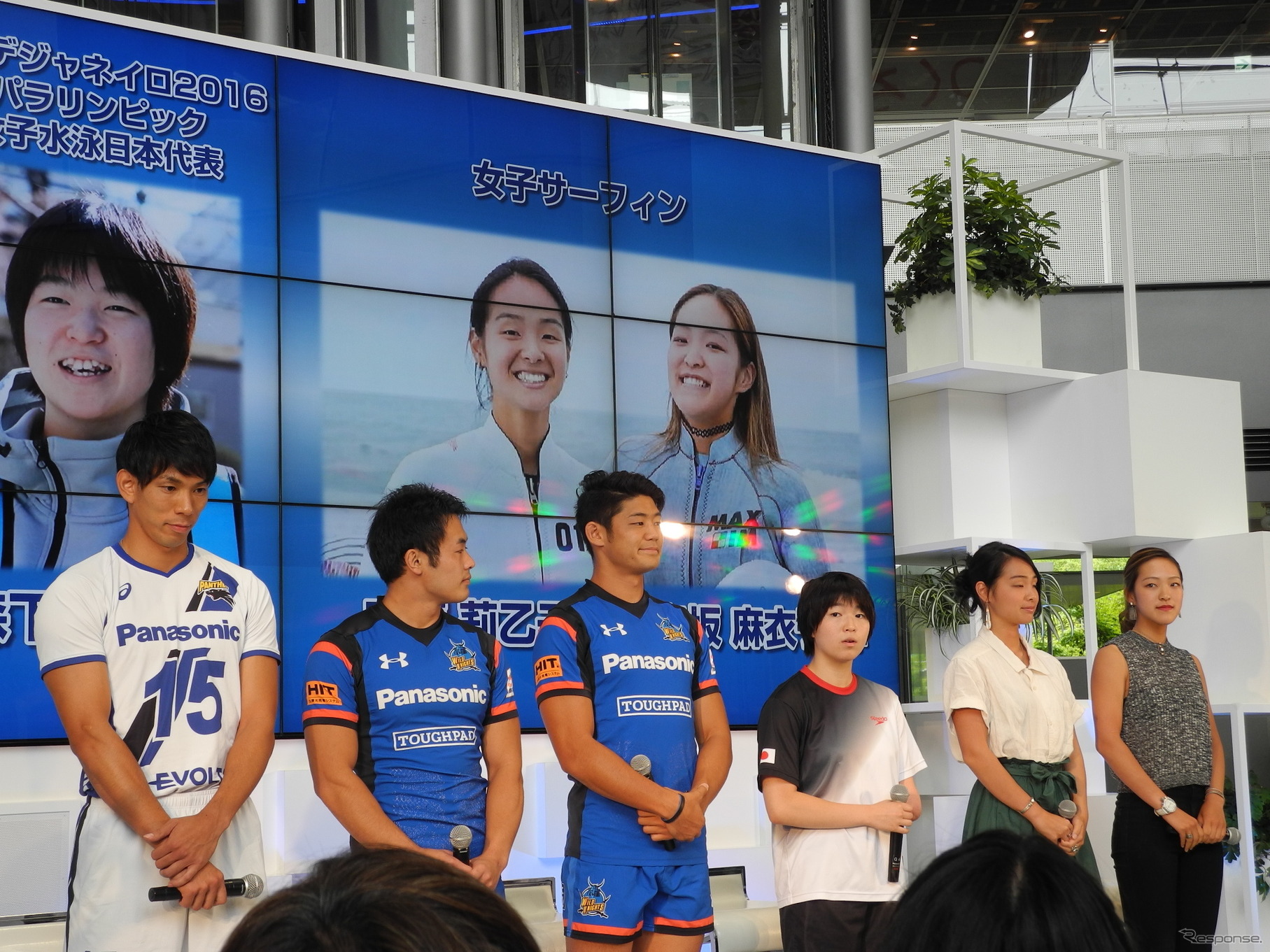 左から福澤達哉選手（バレーボール）、福岡堅樹選手（ラグビー）、藤田慶和選手（ラグビー）、森下友紀選手（水泳）、宮坂莉乙子選手（サーフィン）、宮坂麻衣子選手（サーフィン）