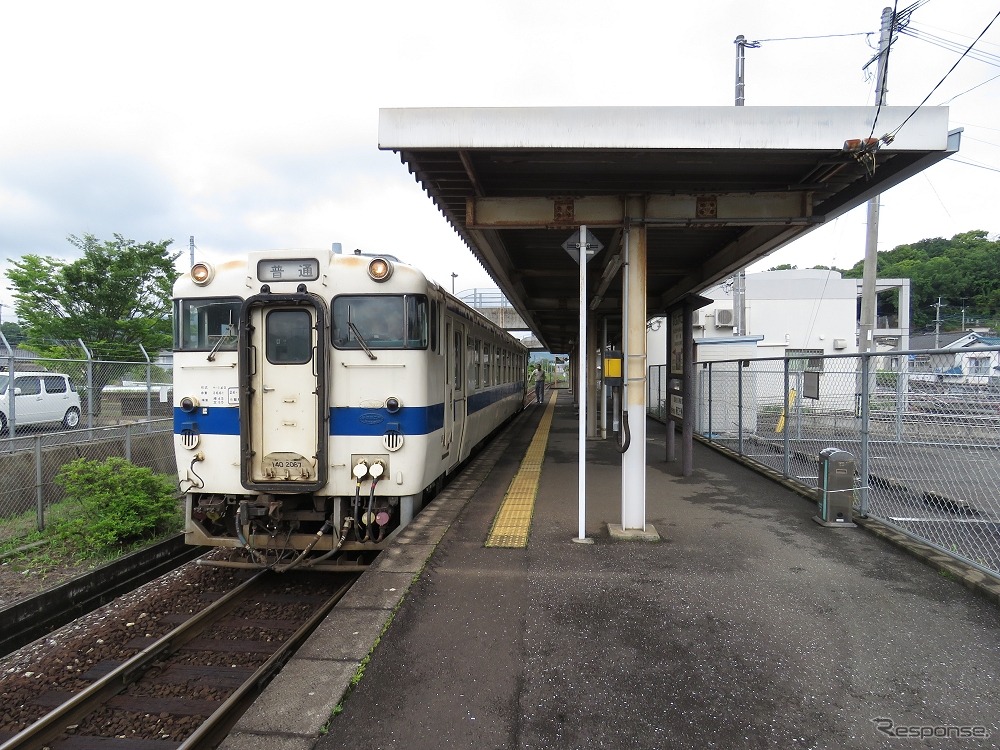 日豊本線への乗入れ区間を含む小倉～添田間も一部の列車が運休している。写真は豊前川崎駅。