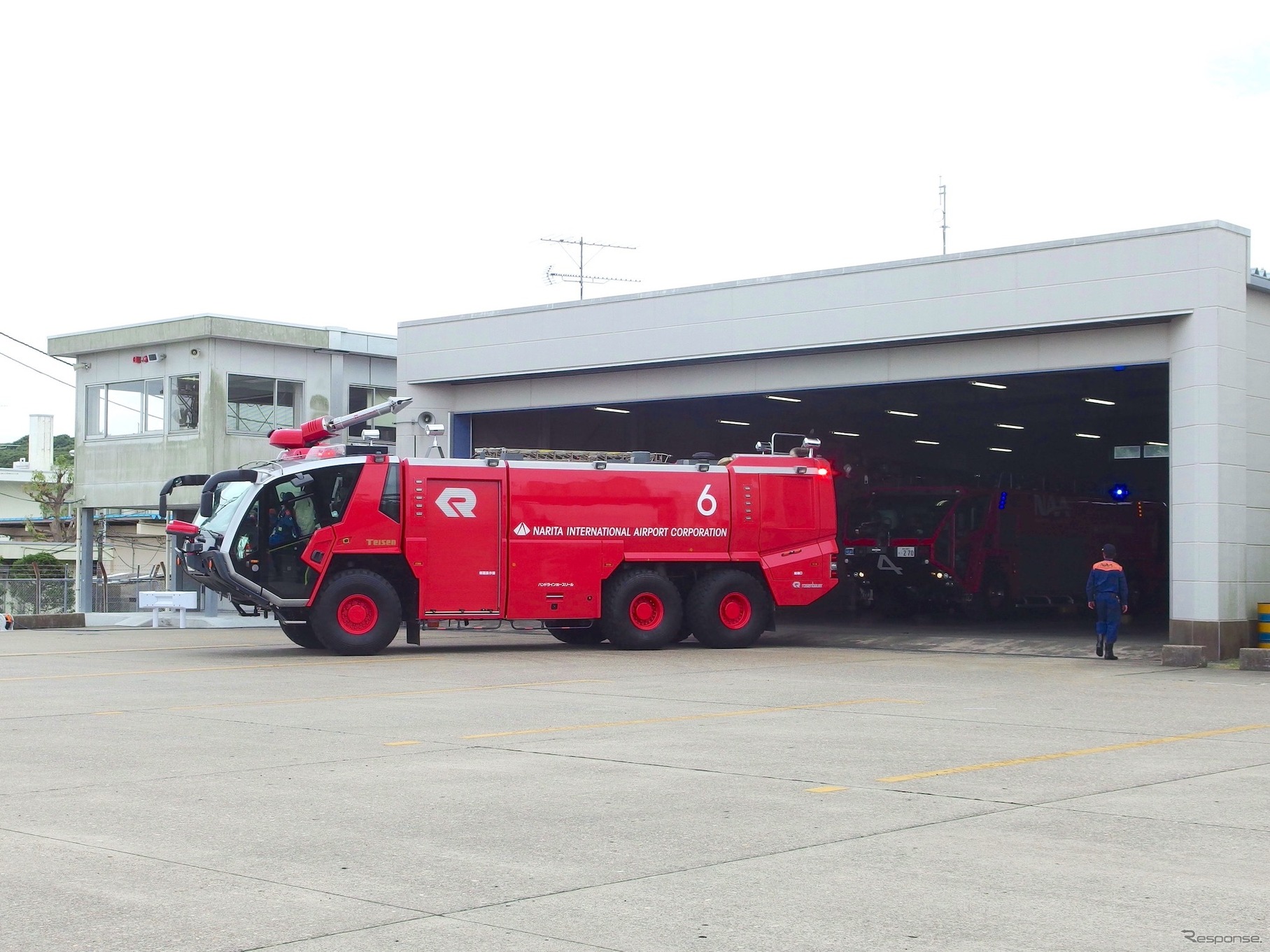 大型化学消防車の出動デモ