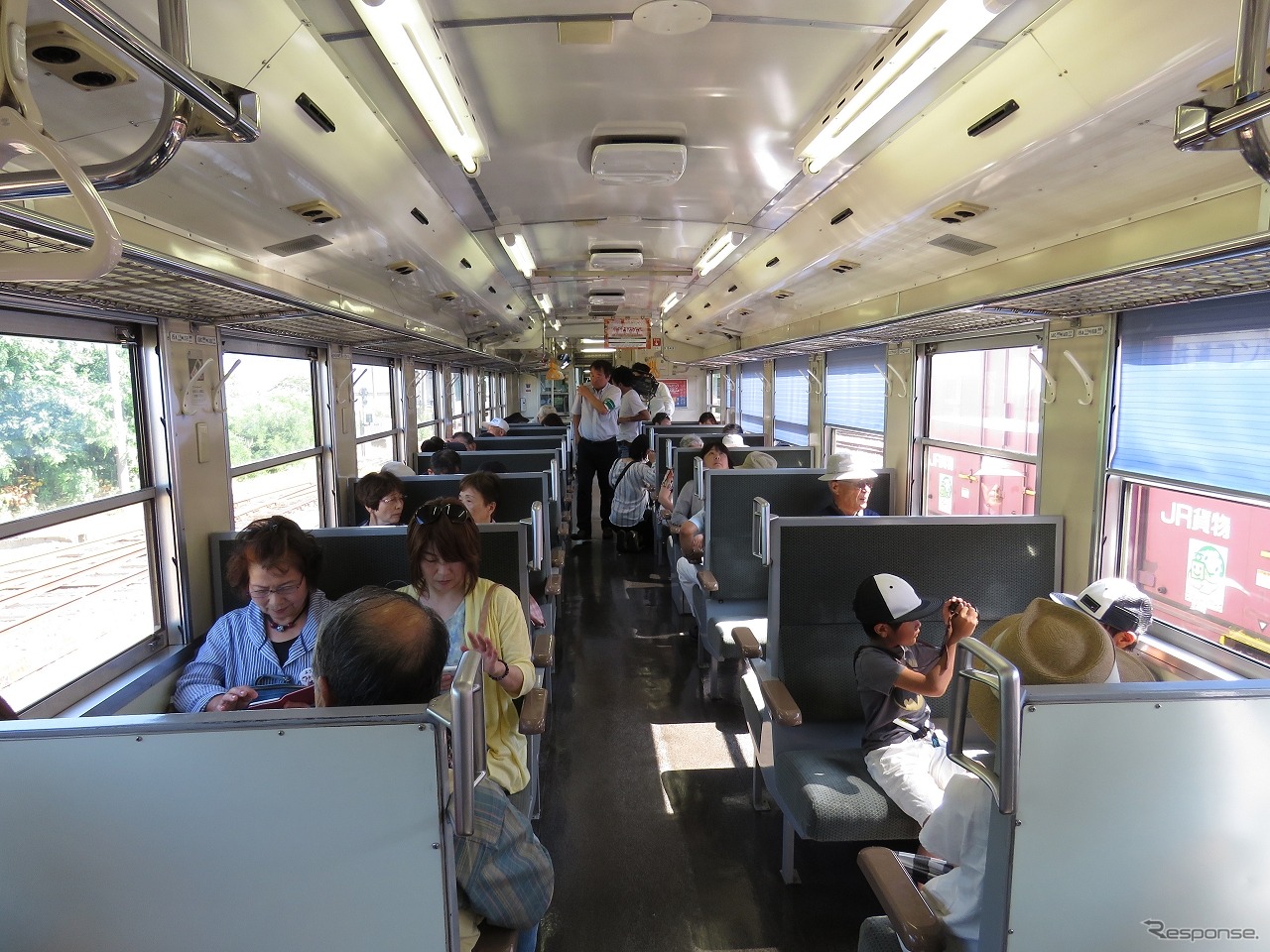 一番列車の乗客数は約70人（関係者除く）だった。
