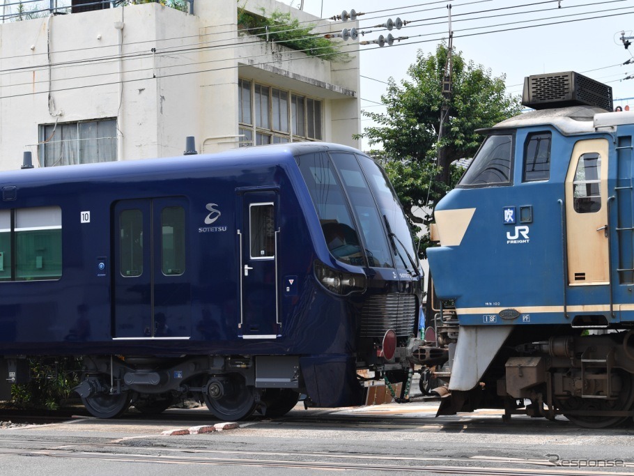 電気機関車に引っ張られて姿を現した20000系。