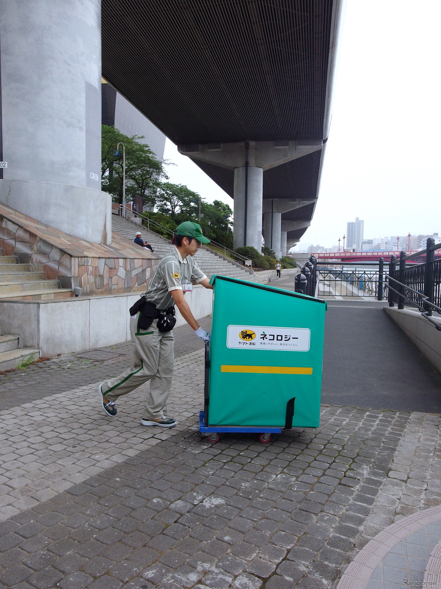 吾妻橋（東詰）船着場に荷物が到着、というシーン。