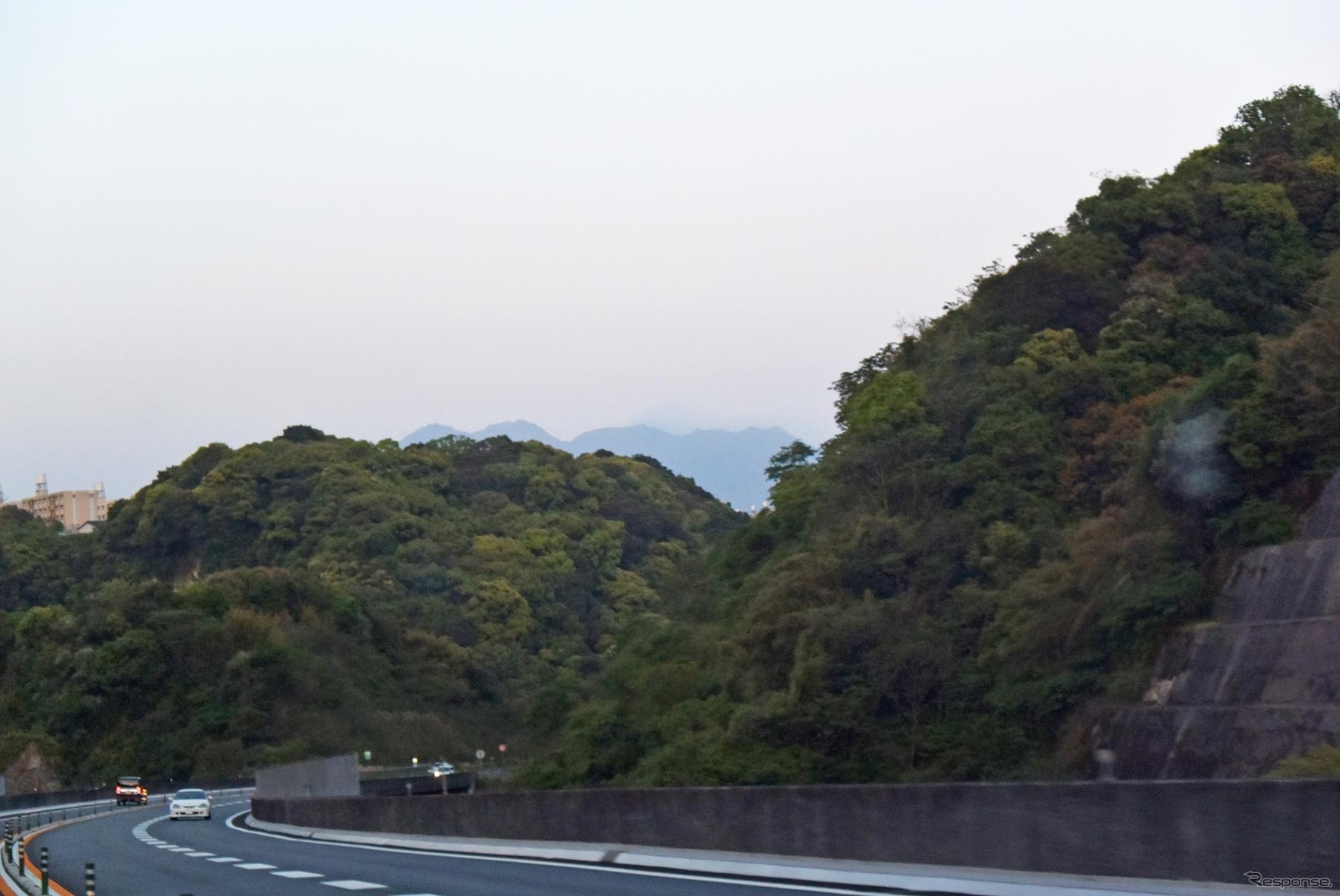 南九州自動車道の終点に近づくと、桜島の上部が見えてくる。