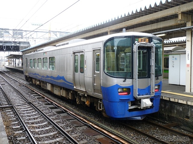 久比岐自転車道40周年イベントにあわせて日本海ひすいラインでサイクルトレインが運行される。写真は日本海ひすいラインの普通列車。