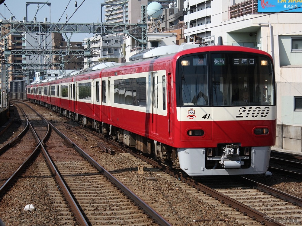 「KEIKYU OPEN TOP BUS」は2100形（写真）のイメージでデザインされた。