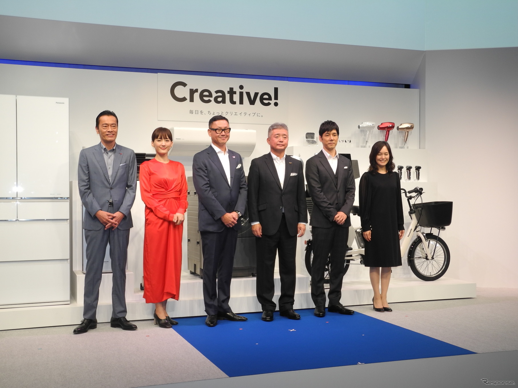 フォトセッションでは、CMに起用されている芸能人も参加。左から遠藤憲一さん、綾瀬はるかさん、河野明執行役員、中島幸男常務執行役員、西島秀俊さん、奥貫薫さん