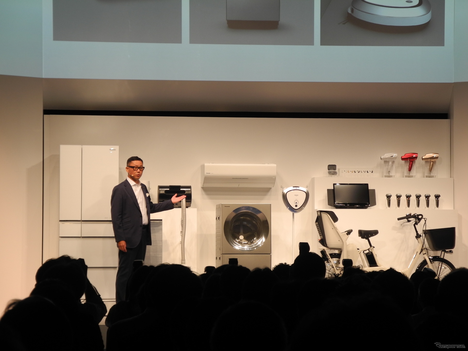 新商品を説明する河野明執行役員