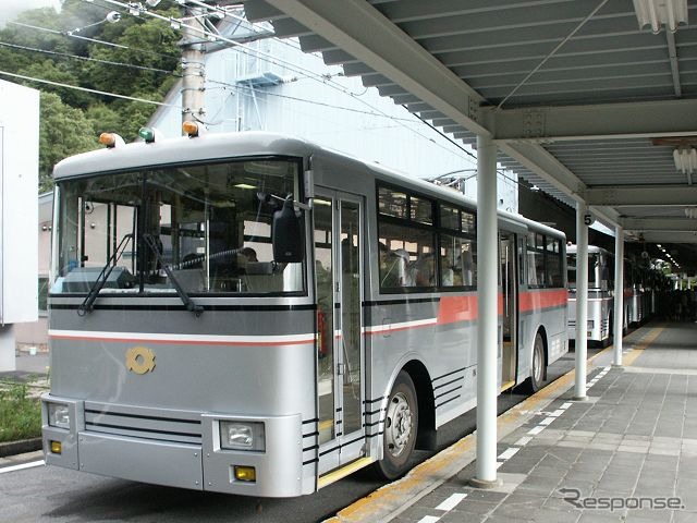 扇沢駅で発車を待つ関電トンネルトロリーバス。車両は最も新しいものでも20年が経過している。