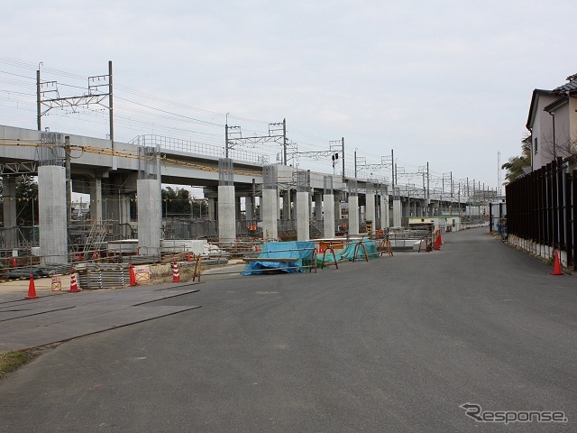 高架橋の橋脚が姿を見せ始めた頃の新鎌ヶ谷駅付近（2010年2月）。奥の高架橋は北総鉄道北総線。