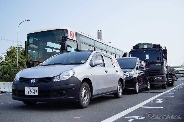 橋梁部に開きや段差が発生し、多数の車両が立ち往生。無人の状態で放置されている（容易に移動できない）という設定。