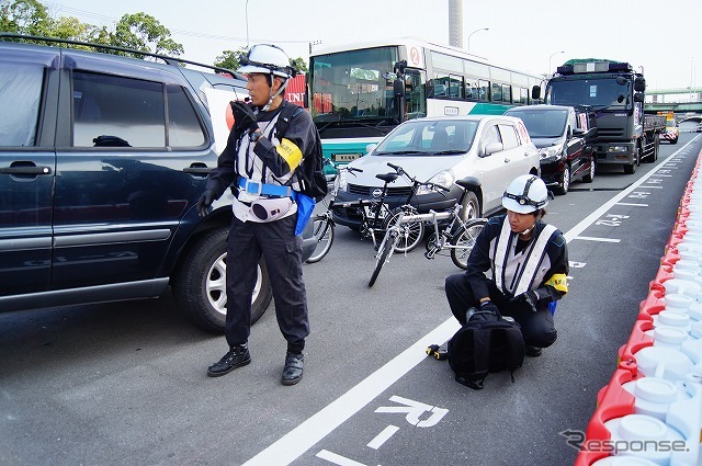 最初に現場確認へ向かうのは橋梁技術系の社員。パトロールカーに装備された自転車を使って移動する。