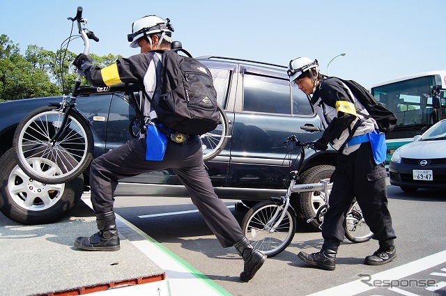 それが終わると次の現場へ。軽量な折り畳み自転車を使っている。