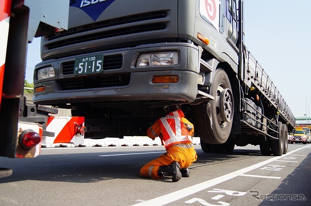 積荷のある大型トラックはレッカー移動する。