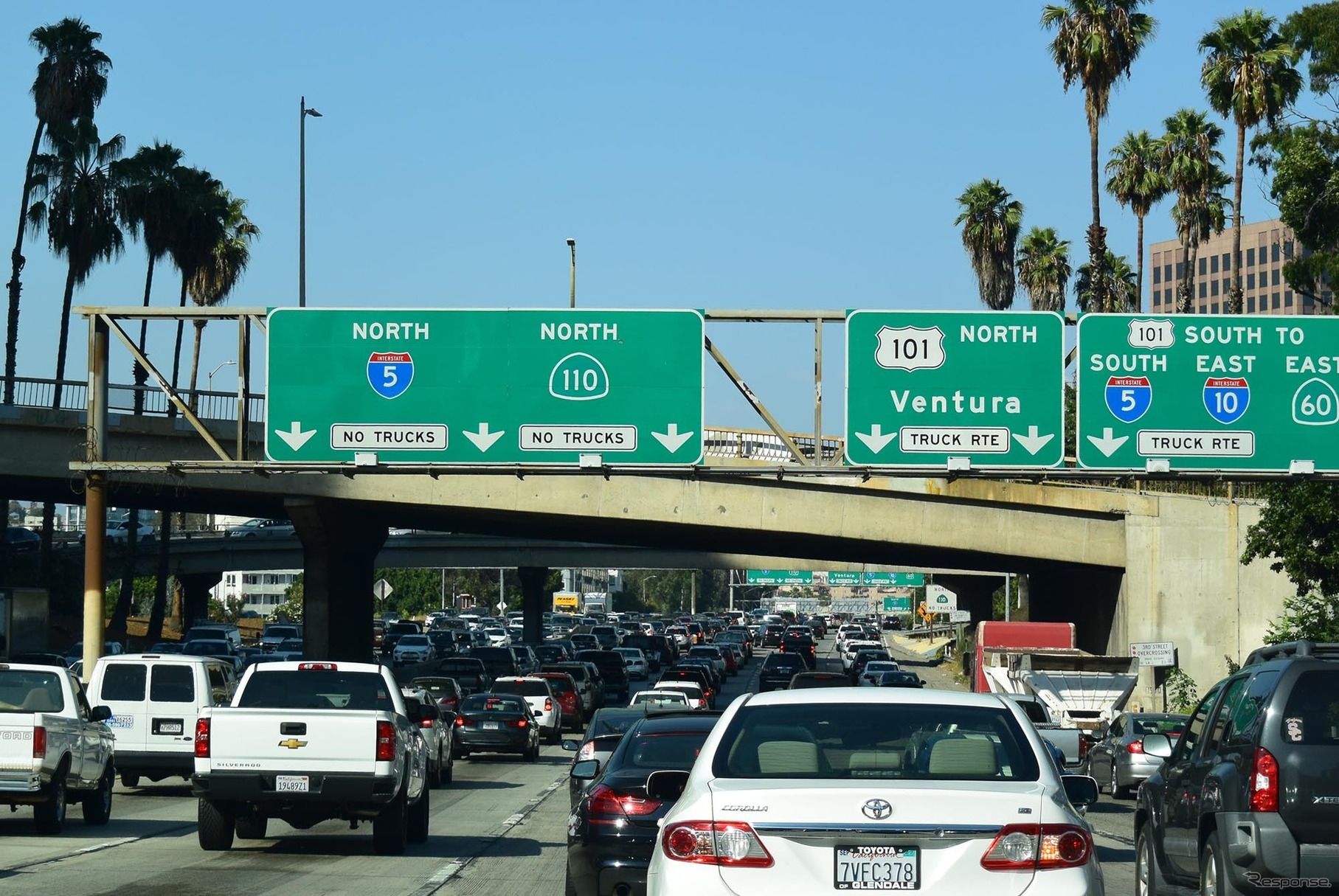 ロサンゼルス・ダウンタウン界隈のハイウェイで早引けの人々による金曜渋滞に捕まる。