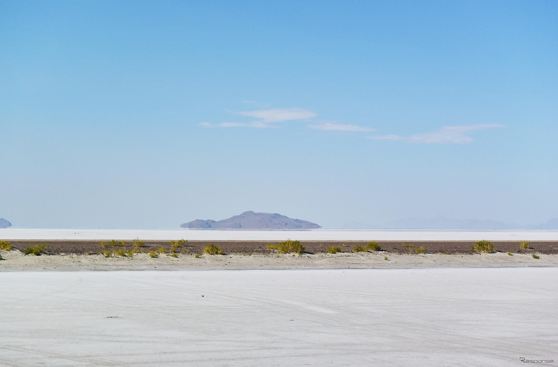ボンネビル・ソルトフラッツに浮かぶ岩島。蜃気楼のため両端がサツマイモのように見える。