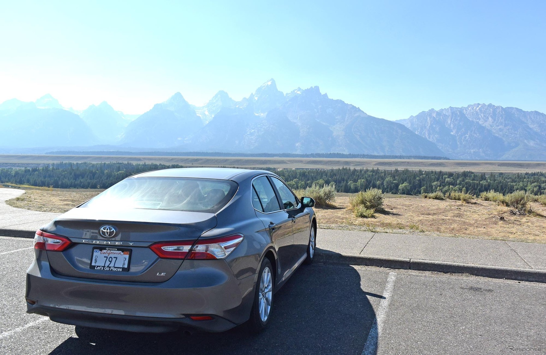 イエローストーン南方のグランドティトン山系をバックに記念撮影。